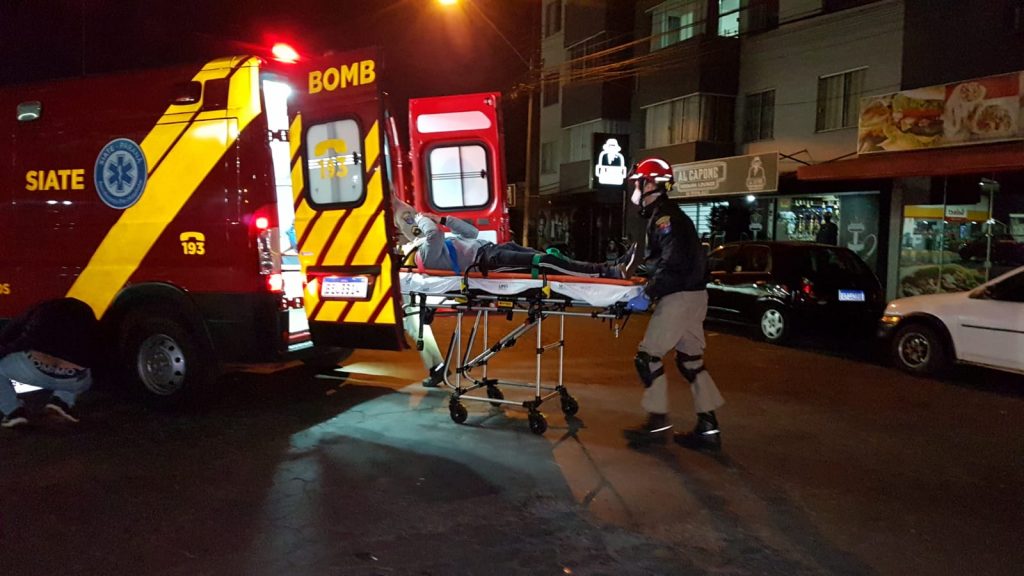 Jovem de 22 anos sofre ferimentos em acidente entre carro e moto no Universitário