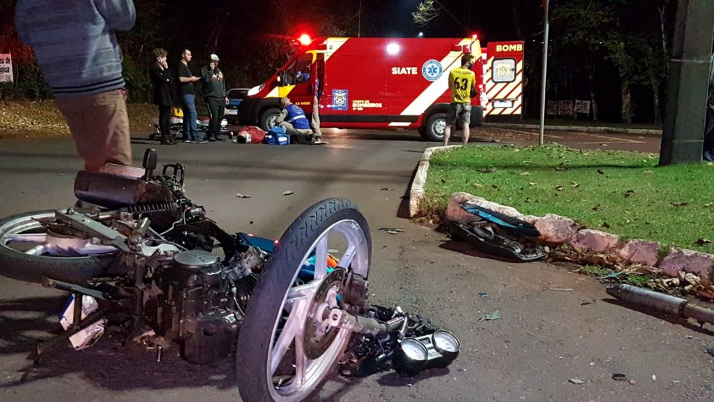 Forte colisão entre moto e utilitário na Rua Jacarezinho deixa homem ferido