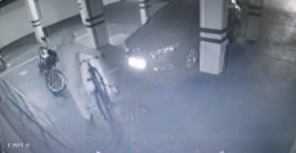 Câmera mostra ladrão invadindo edifício para furtar bicicleta, no Centro