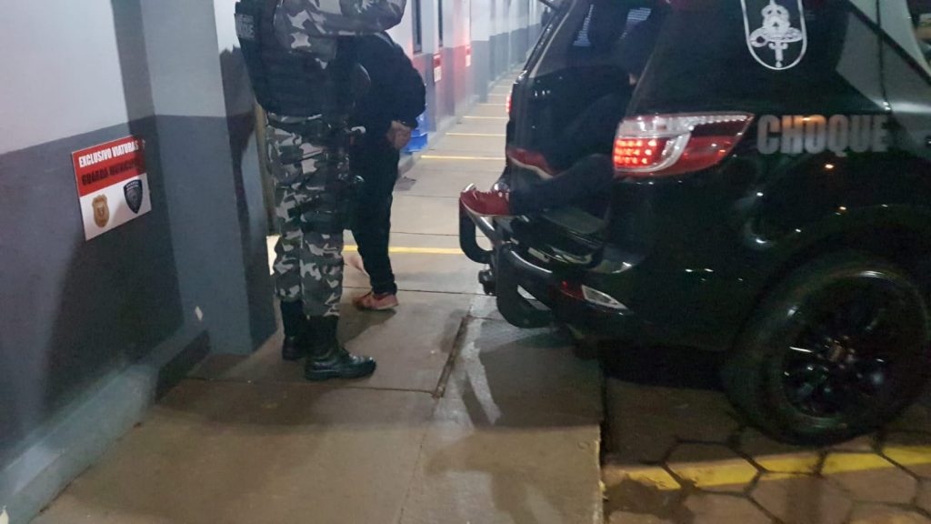 Dupla tenta efetuar roubo em loja de bebidas e acaba detida pelo Choque