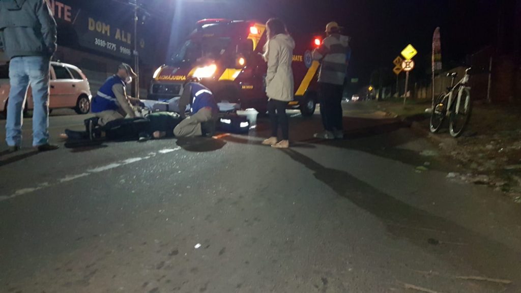 Ciclista é socorrido pelo Siate após se envolver em colisão contra carro na Rua Jacarezinho
