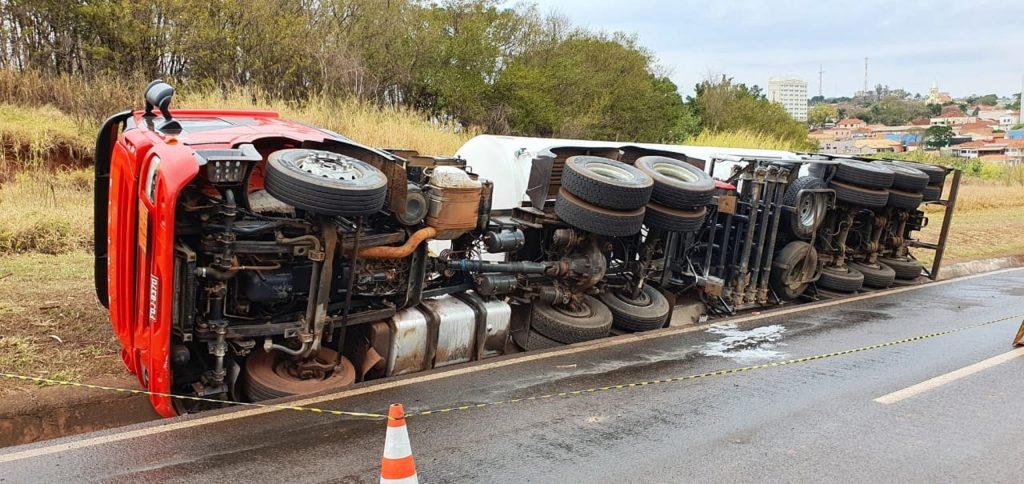 Carreta que transportava 35 mil litros de etanol tomba na BR-369, em Andirá