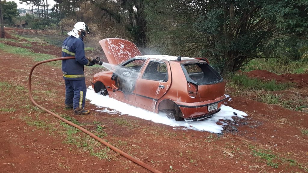 Veículo Palio abandonado há dias no Bairro Clarito é tomado por incêndio