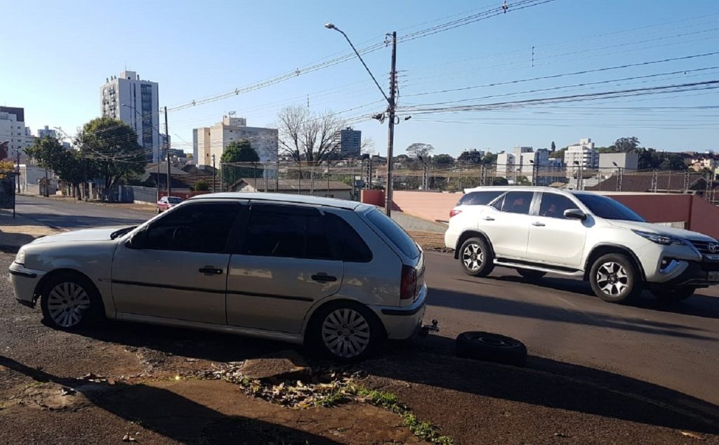 Motorista para na contramão e dorme dentro de veículo, no Centro de Cascavel