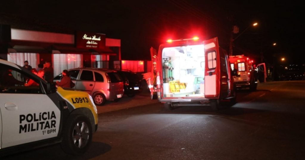 Pai e filho são esfaqueados em bar e um morre em Ponta Grossa