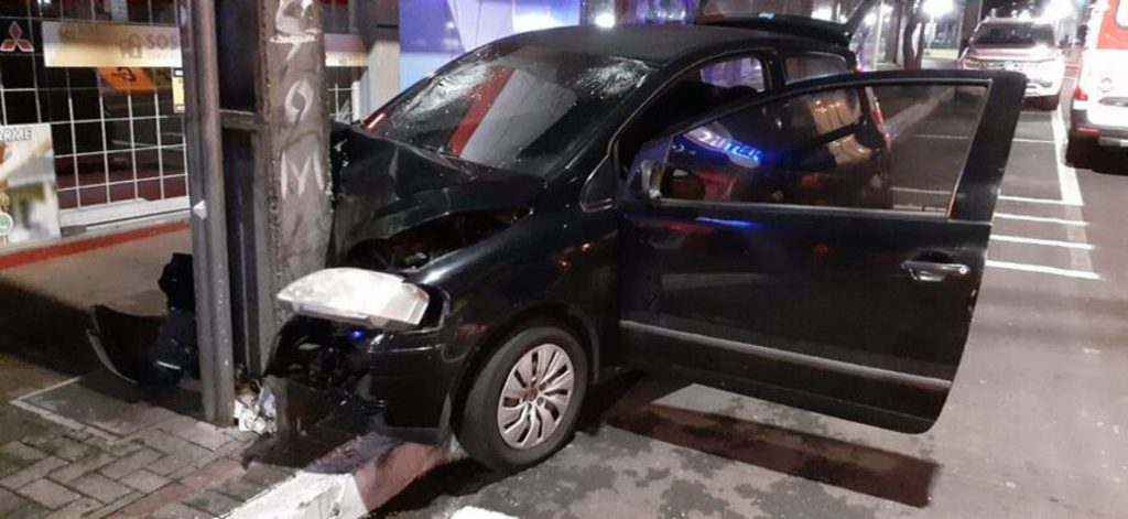 Grave acidente na madrugada deixa três feridos em Apucarana