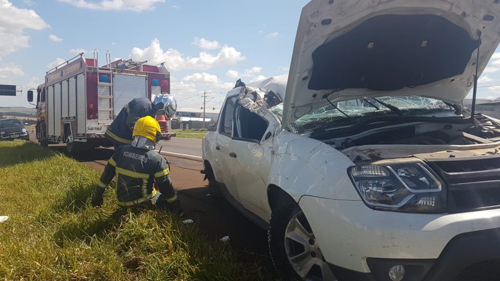 Renault Oroch capota em acidente de trânsito na BR-467, na região do Bairro Canadá