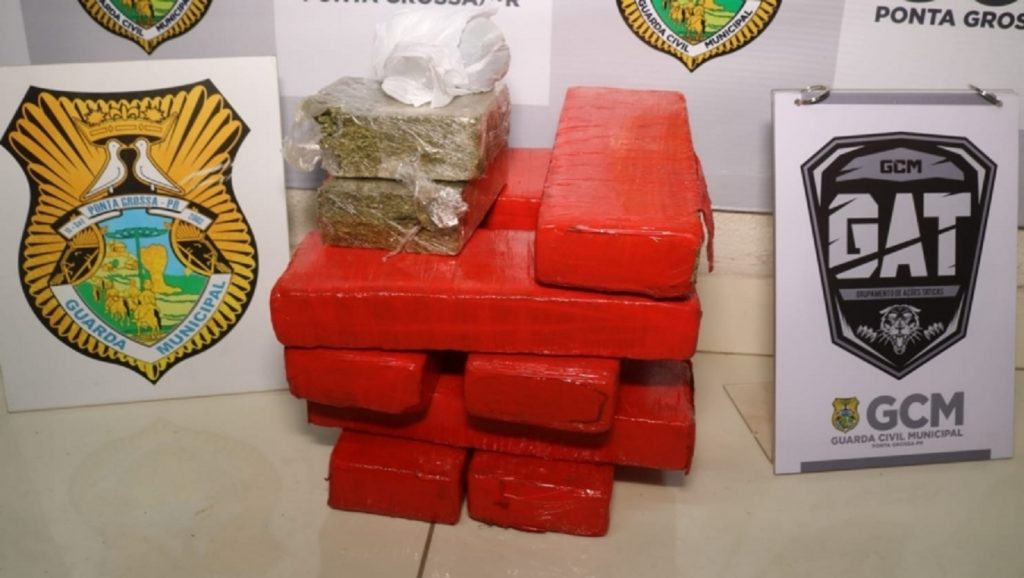 Em Ponta Grossa, motoboy é preso com mais de 9kg de maconha