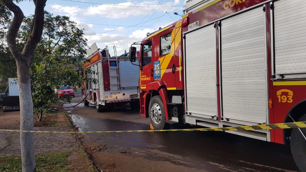 Casa pega fogo no Bairro Periolo e Bombeiros são chamados; Moradores conseguiram resgatar alguns móveis