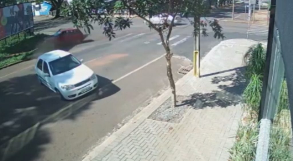 Forte batida envolvendo três veículos no Centro é registrada por câmera de segurança
