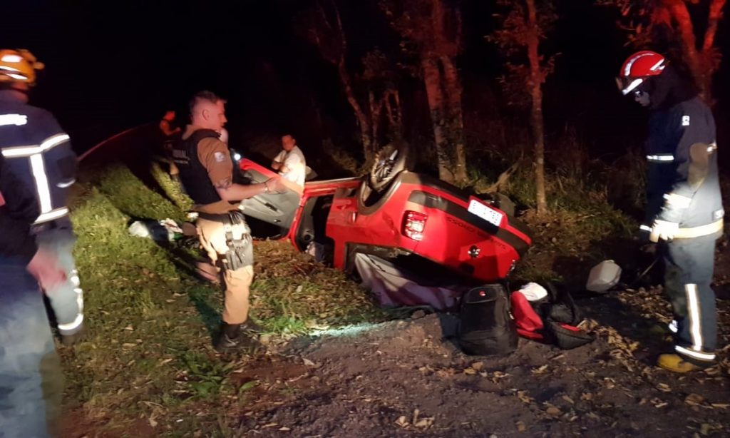 Saveiro sai da pista e capota na PR-180