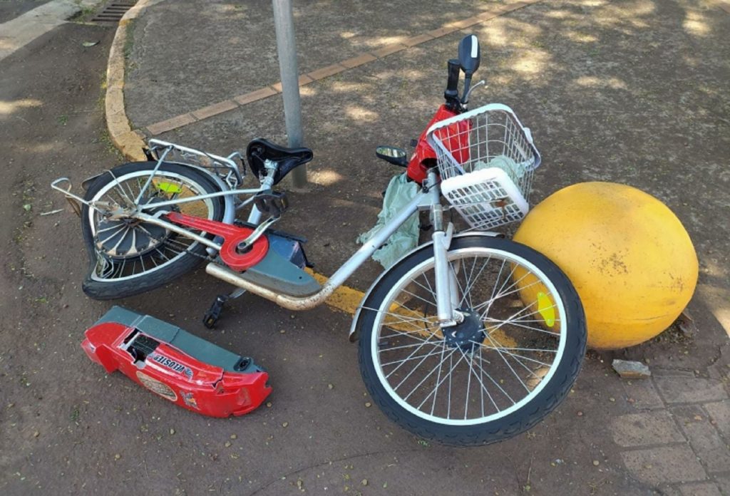 Condutora de bicicleta elétrica fica ferida após acidente de trânsito em Toledo