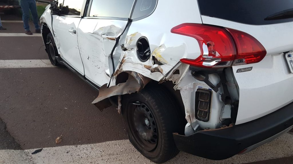 Peugeot se envolve em acidente com carreta na PRc-467, em Cascavel