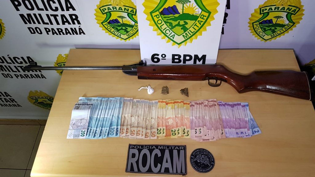 Rocam apreende espingarda, drogas, dinheiro e detém rapaz no Bairro Pioneiros Catarinenses