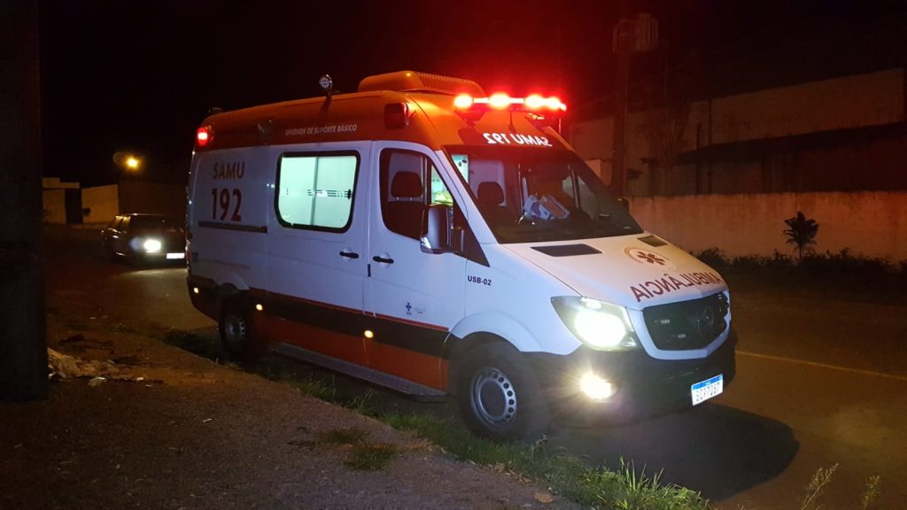 Homem que estaria desmaiado dentro de veículo é socorrido pelo Samu no Bairro Universitário