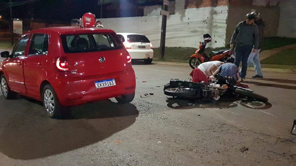 Mulher fratura a perna direita ao se envolver em colisão entre moto e carro na Av. Rocha Pombo