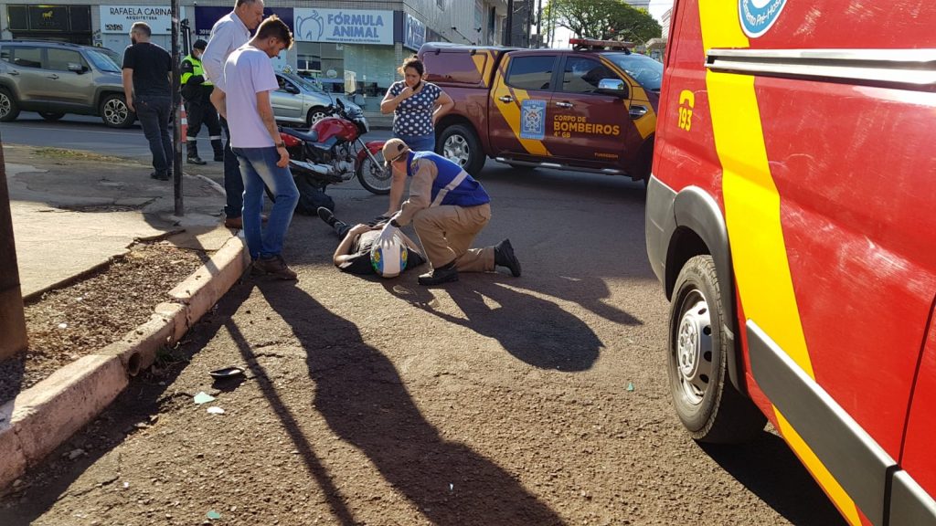 Motociclista fica ferido em acidente de trânsito na Rua Erechim, no Centro
