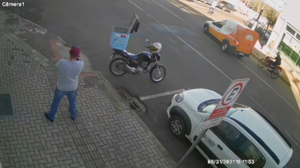 Acidente entre motocicleta e utilitário na Rua Erechim é registrado por câmera de segurança