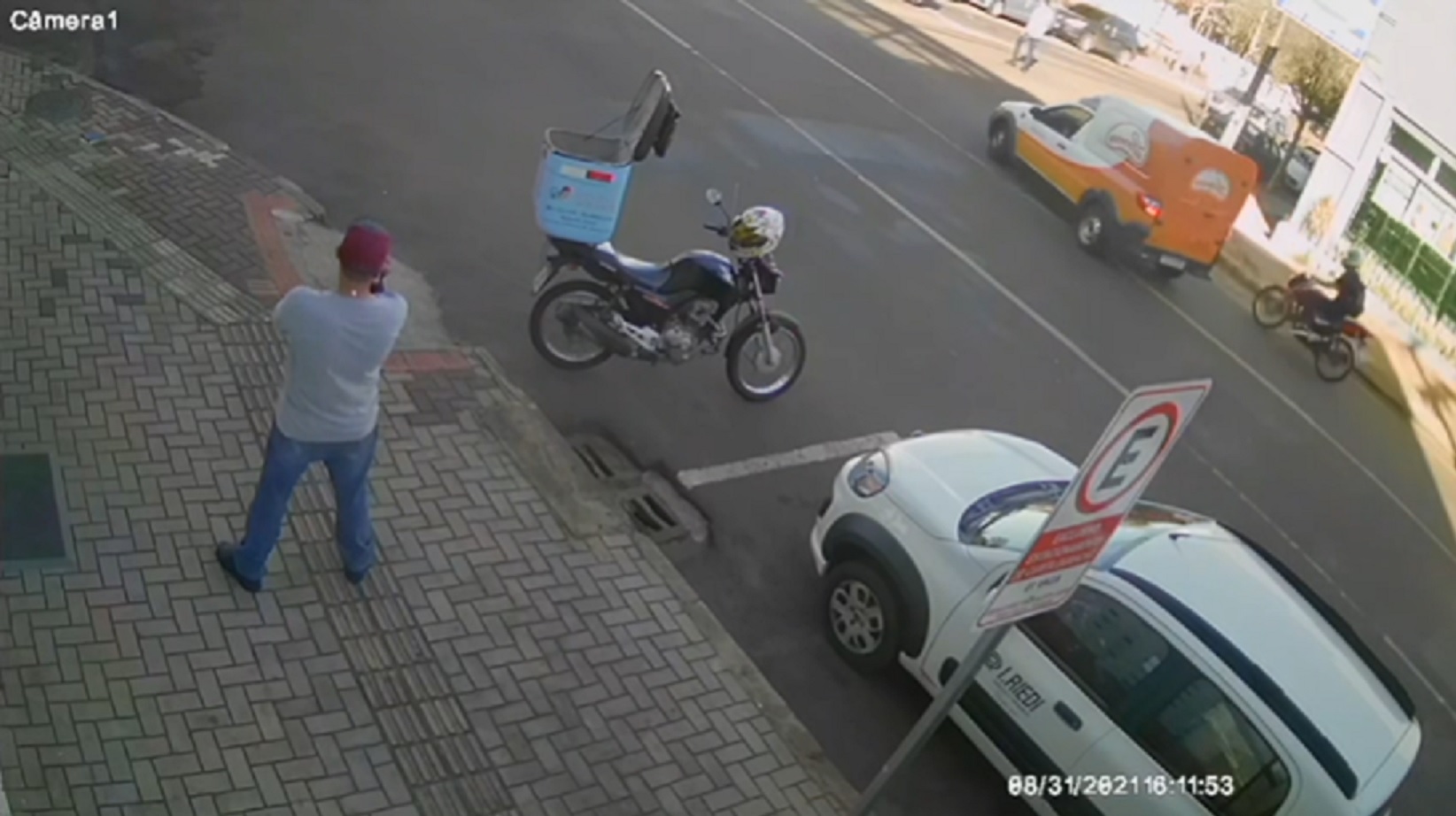 Acidente entre motocicleta e utilitário na Rua Erechim é registrado por câmera de segurança Imagem referente a Acidente entre motocicleta e utilitário na Rua Erechim é registrado por câmera de segurança