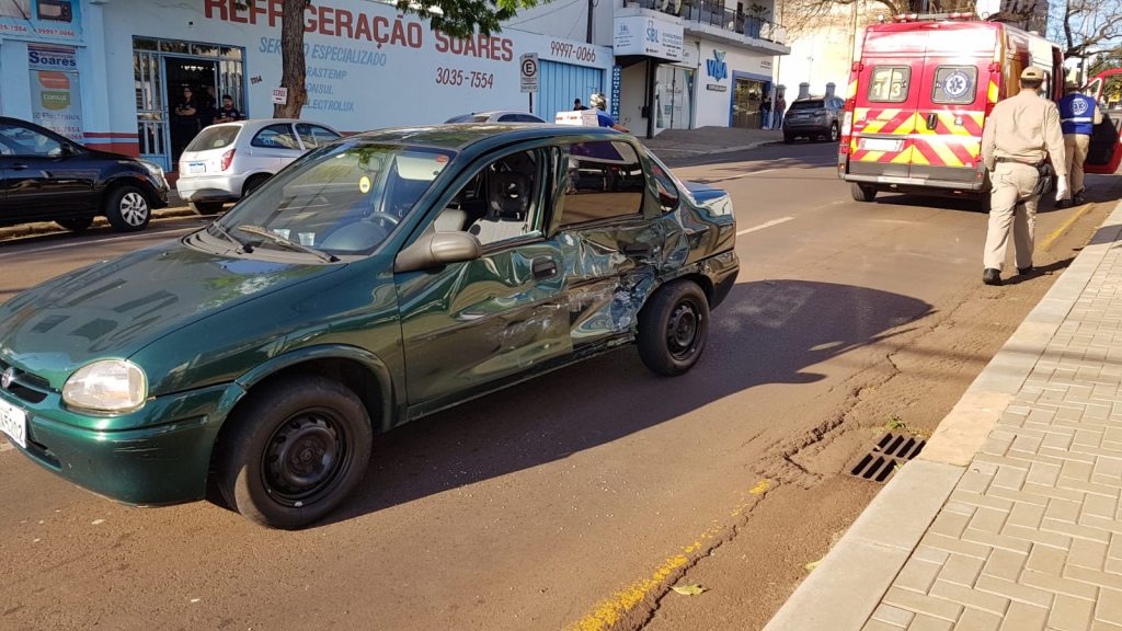 Corsa e Duster se envolvem em batida na Rua Rio Grande do Sul, no Centro