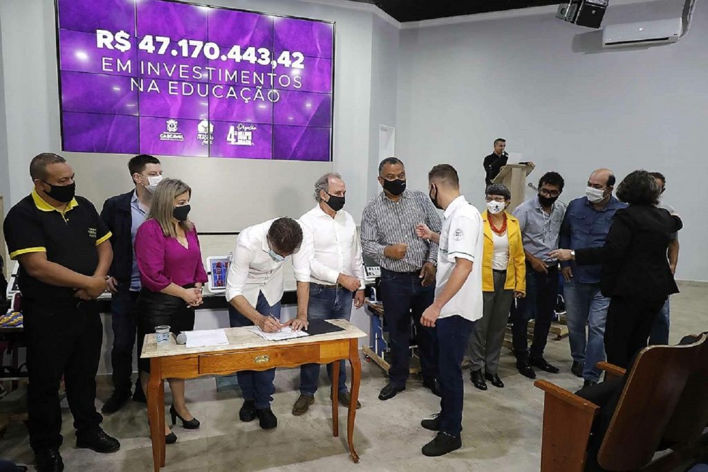 Paranhos assina ordens de serviço no valor de R$ 47 milhões para a educação
