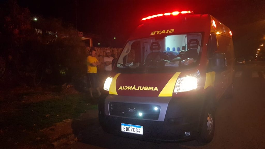 Ciclista é socorrido pelo Siate após colisão contra Saveiro no Bairro Santa Cruz