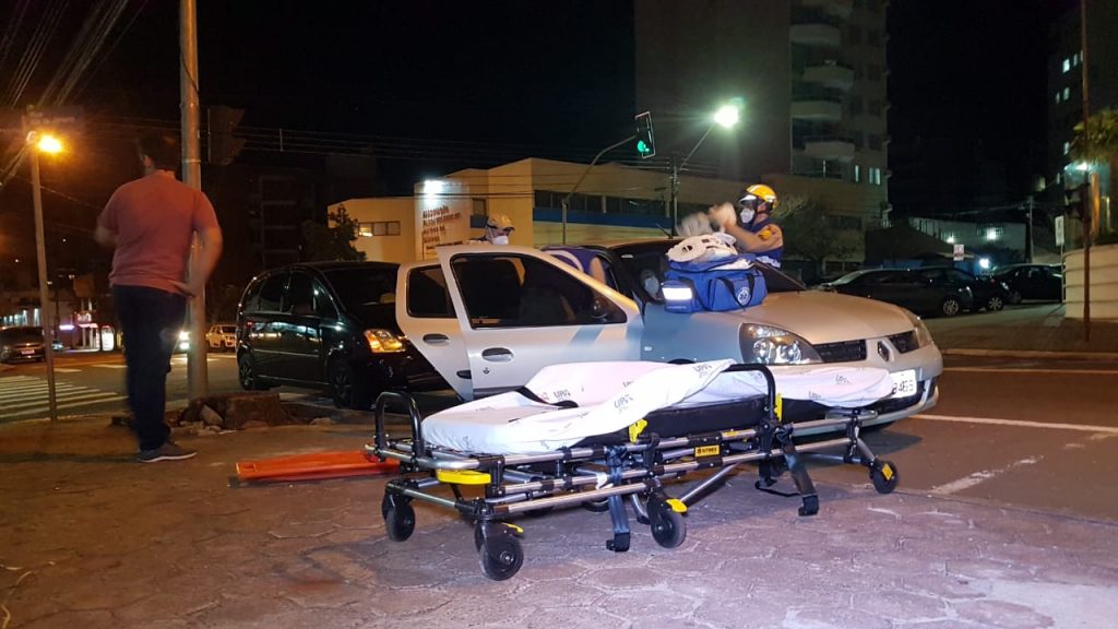 Carros se envolvem em colisão traseira na Rua Rio de Janeiro, no Centro
