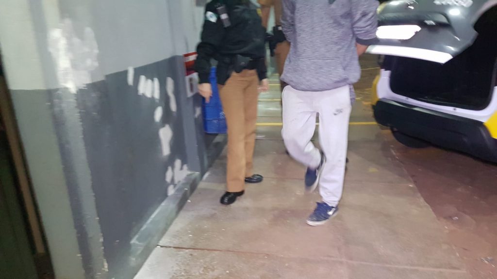 Jovem de 22 anos suspeito de agredir a própria mãe é detido pela PM no Bairro Morumbi