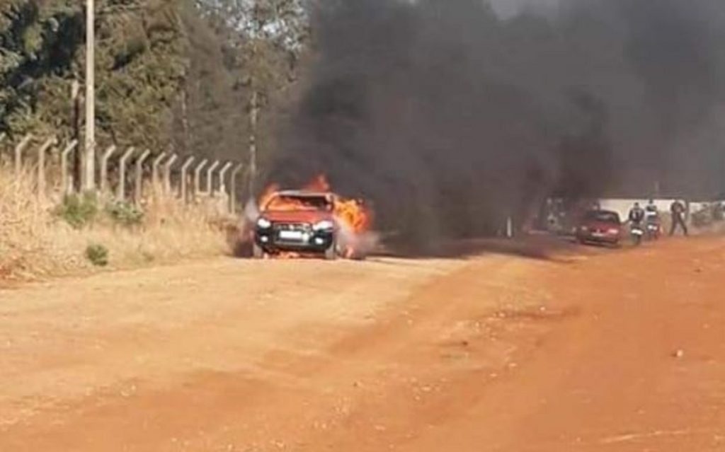 Carro é destruído por incêndio no Distrito Industrial de Ponta Grossa