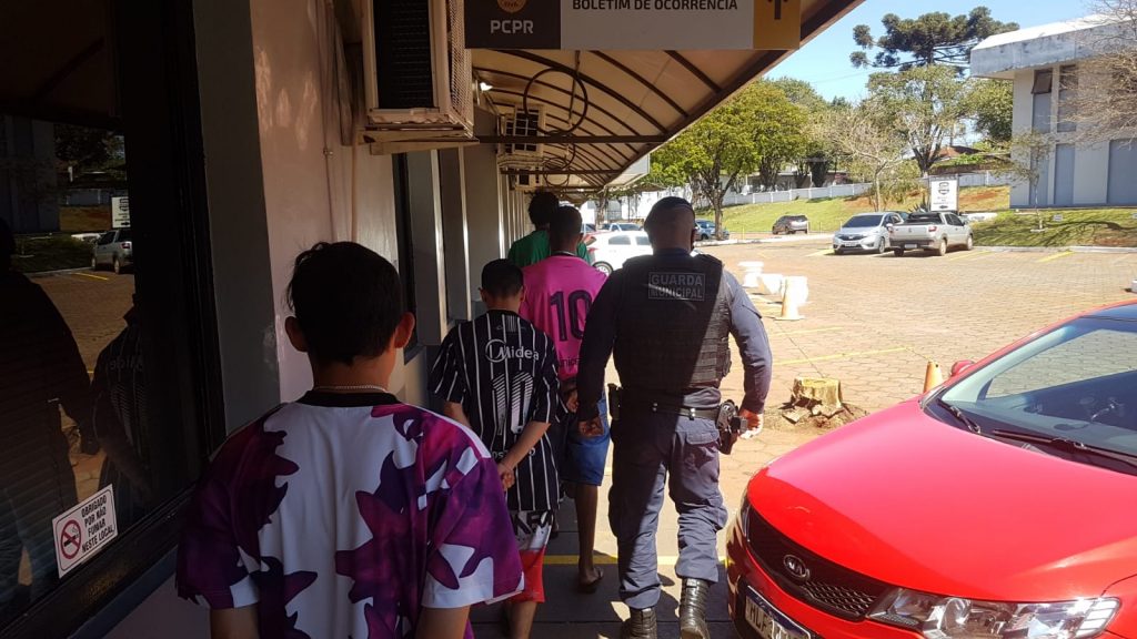 Jovens são encontrados com entorpecentes na Praça do Floresta e levados pela GM