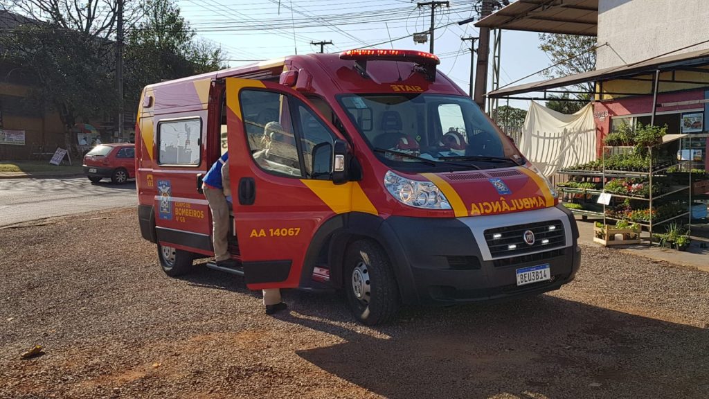 Motociclista sofre queda para evitar colisão contra carro na Avenida Piquiri