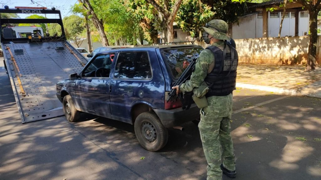 Fiat Uno furtado em Cascavel é recuperado pelo BPFron em Guaíra