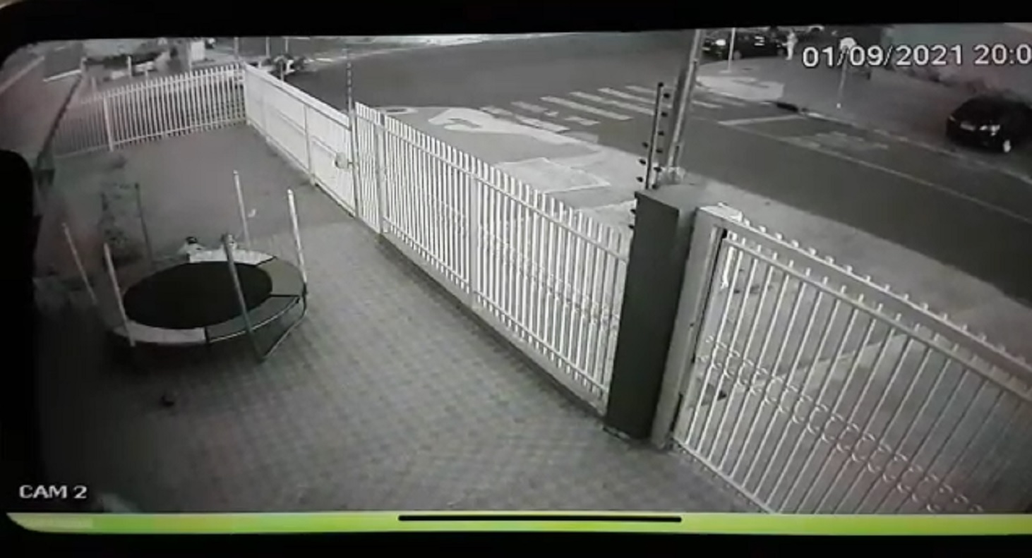 Câmera registra colisão entre carro e motocicleta no Bairro Santa Cruz Imagem referente a Câmera registra colisão entre carro e motocicleta no Bairro Santa Cruz