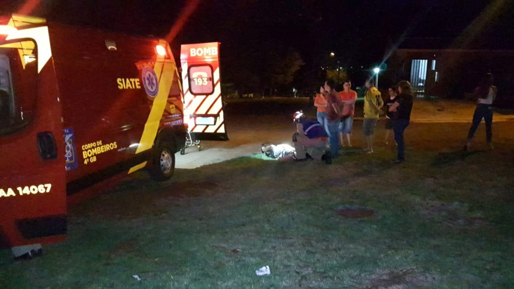 Mulher que estava na garupa de moto é socorrida pelo Siate após acidente no Bairro Brasília