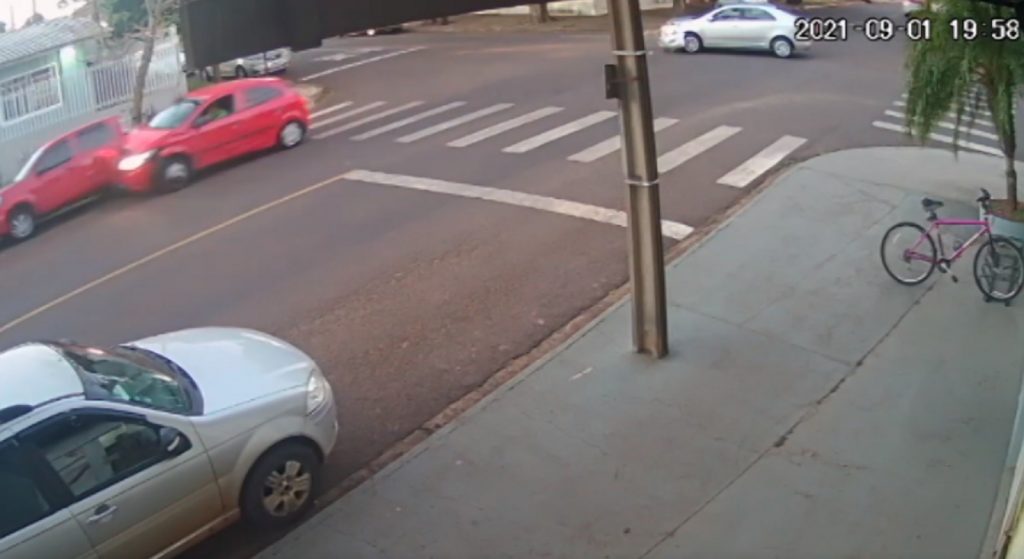 São Cristóvão: Acidente que envolveu quatro carros é flagrado por câmera de segurança