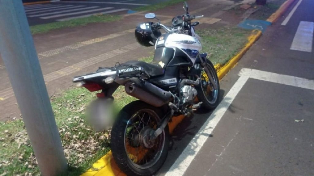 Ciclista é encaminhada ao atendimento médico após colisão com moto no Centro de Toledo