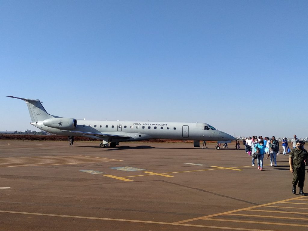 Venezuelanos chegam de avião a Cascavel e seguem de ônibus a Santa Catarina