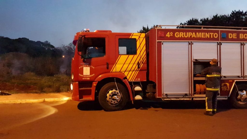 Corpo de Bombeiros combate incêndio em vegetação no Bairro Interlagos
