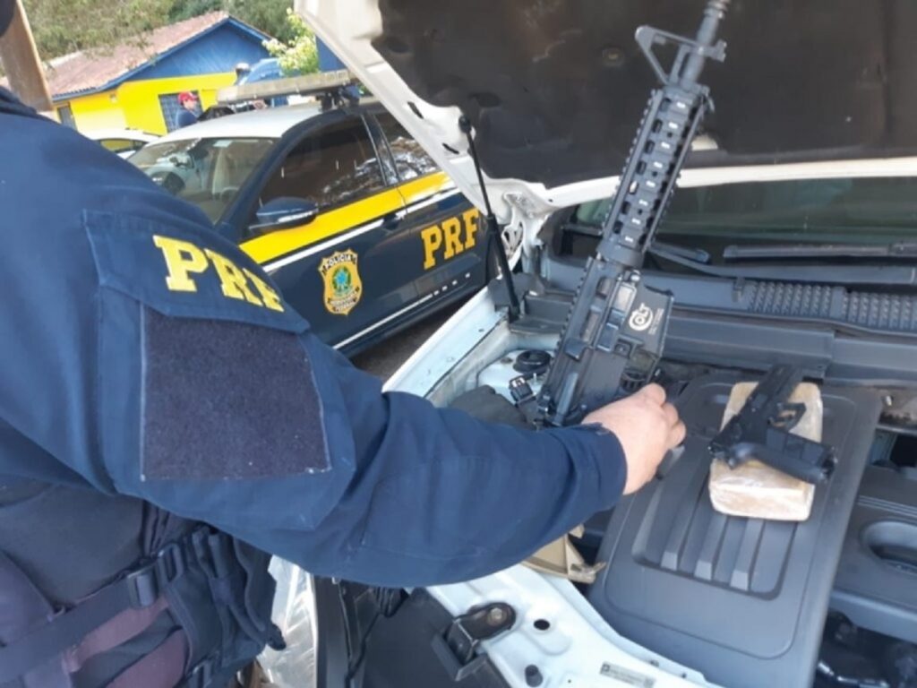 Policial é preso em Ponta Grossa com fuzil, droga e dinheiro