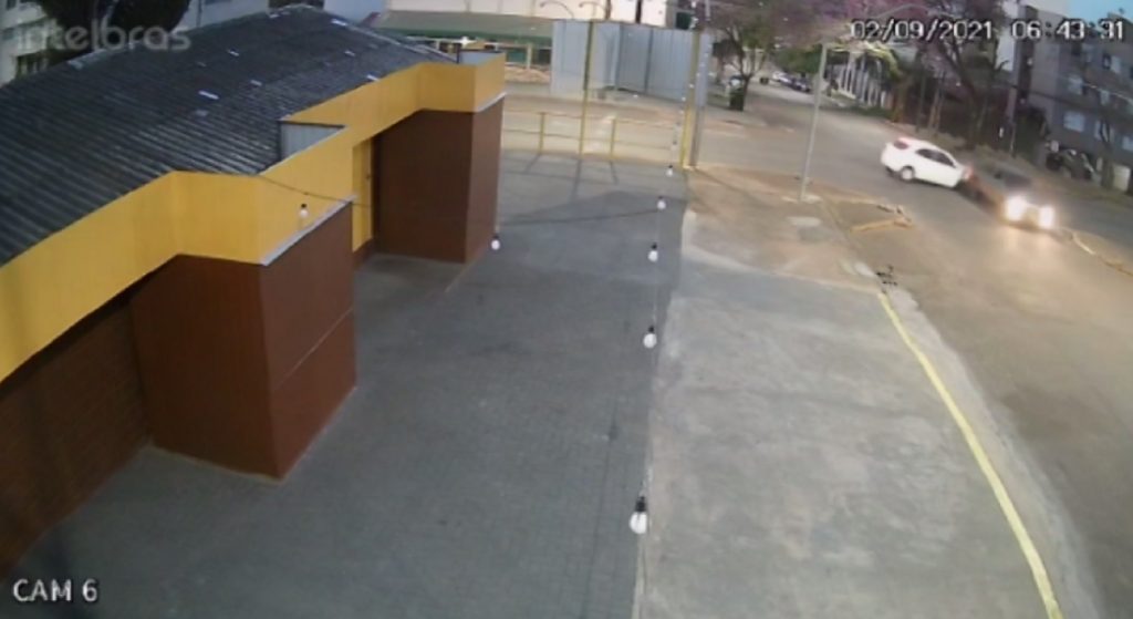 Câmera registra acidente no Centro; Homem tenta localizar motorista que abandonou o local da colisão