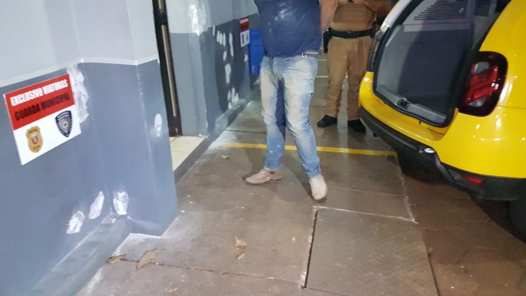 Motorista tenta fugir de abordagem, atinge veículos estacionados e é detido pela PM no Bairro FAG