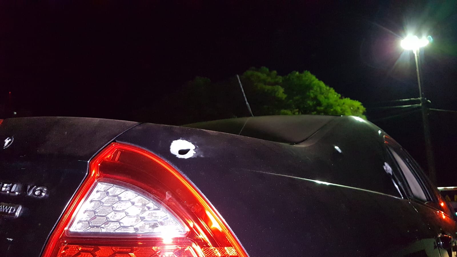 Veículo Fusion atingido por disparos de arma de fogo no local de Homicídio no Jardim Bela Vista é levado para a 15ª SDP