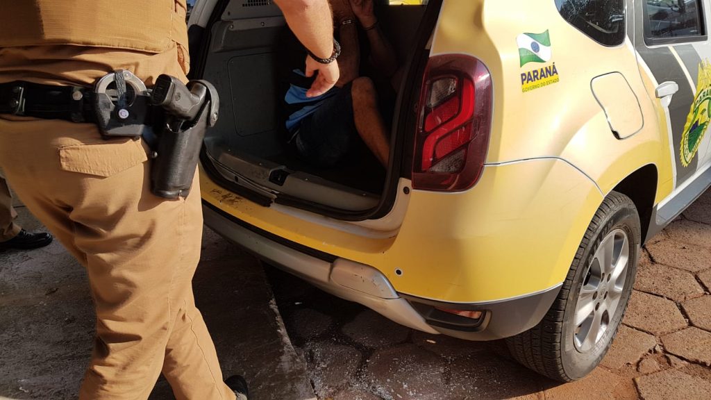 Motorista se recusa a fazer o teste do etilômetro e é levado pela PM à delegacia