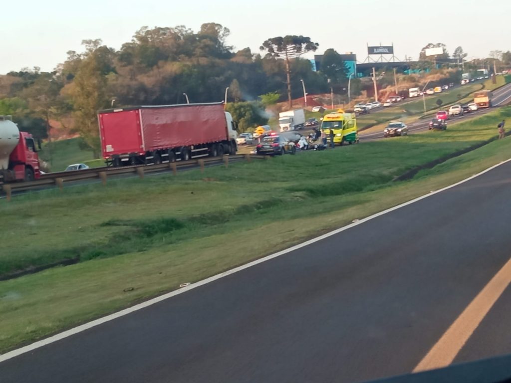 Motociclista atropela pedestre na BR-277; Vítima sofreu fratura na perna