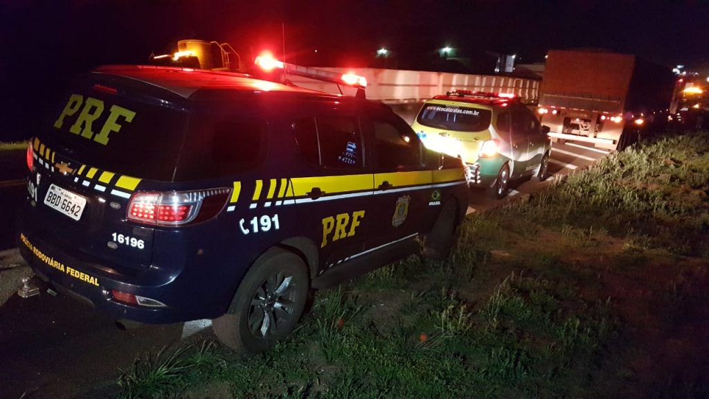 Colisão traseira entre carreta e caminhão é registrada na BR-277, em Cascavel