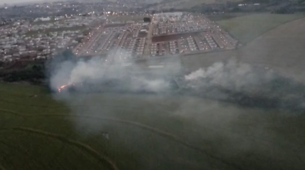 Imagens aéreas mostram grande incêndio que atingiu vegetação no Conjunto Riviera