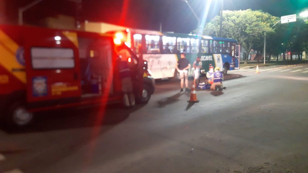 Motocicleta e ônibus se envolvem em acidente na Avenida Barão do Rio Branco