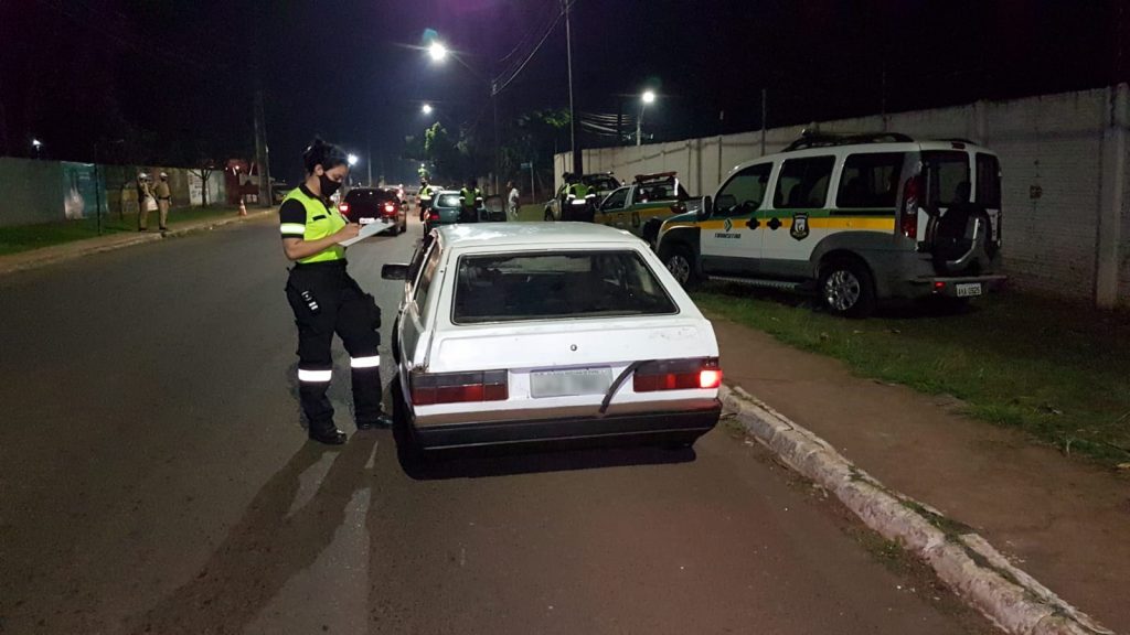 Fiscalização de trânsito é realizada na Rua Maracaí, no Jardim Alvorada