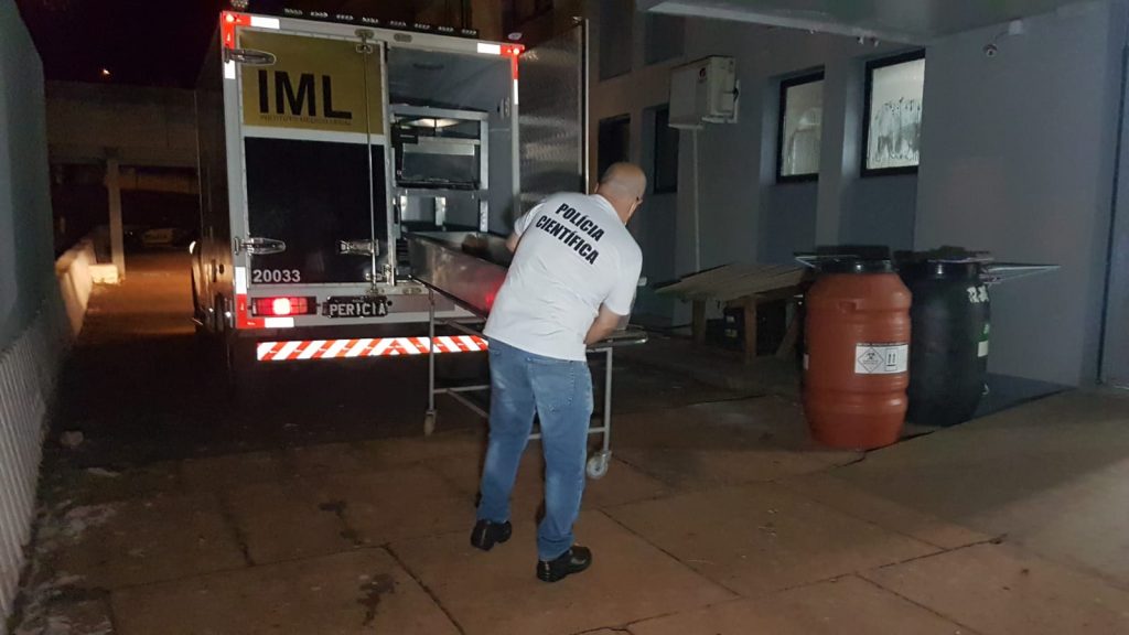 Corpo de Ezau Lincoln Neri Costa, morto a tiros no Bairro Periolo, dá entrada no IML