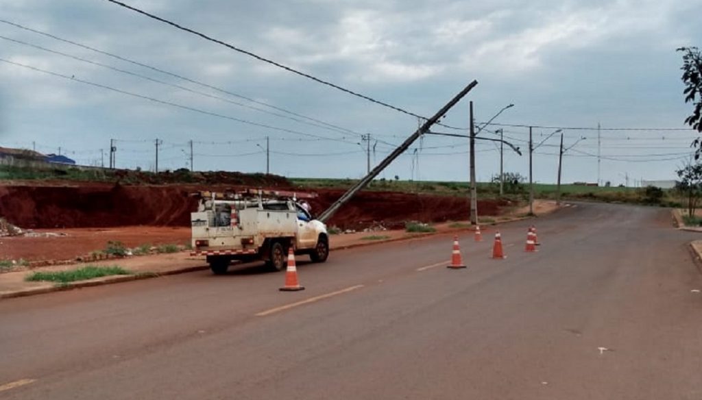 Após colisão, poste de iluminação pública fica parcialmente caído no Gralha Azul